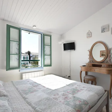 Дом отдыха Maison La Couarde-sur-mer, 6 Pieces, 6 Personnes - Fr-1-258-3 *